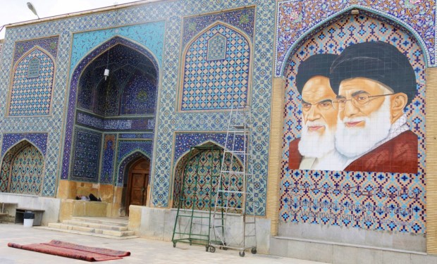 Ayatollah Ali Chāmeneʾi (rechts) ist oberster Rechtsgelehrter seit 1989. Er ist der Nachfolger von Ruhollah Khomeini und politischer und geistlicher Führer des Iran.